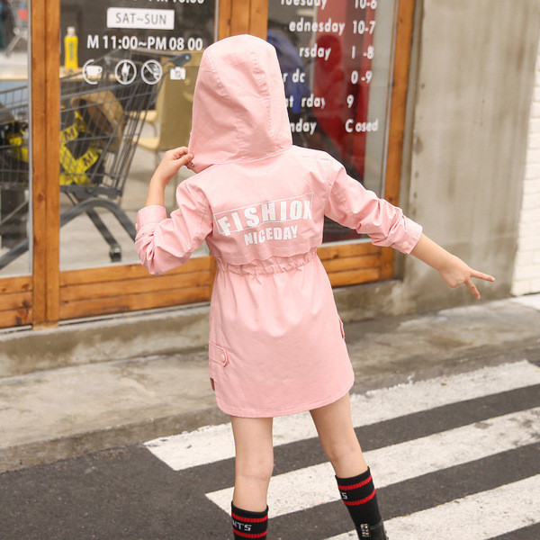 Stílusos gyerekkabát három színben feliratokkal