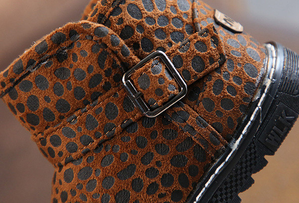 Leopárdmintás téli gyerekcsizma lányoknak fekete, barna és piros színben