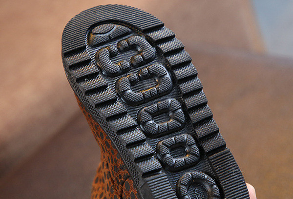 Leopárdmintás téli gyerekcsizma lányoknak fekete, barna és piros színben