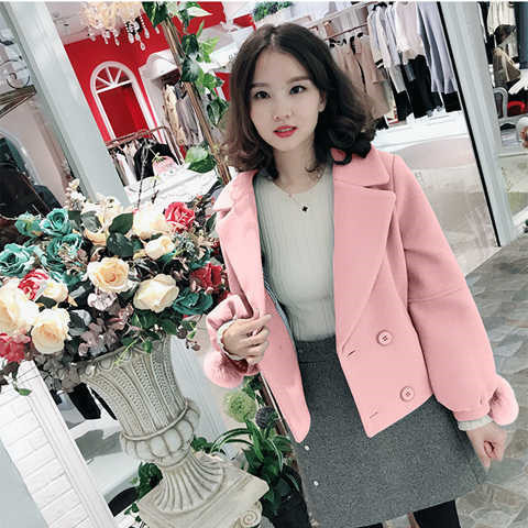 Rövid női kabát V-alakú gallérral, ujjakon lefelé, három színben