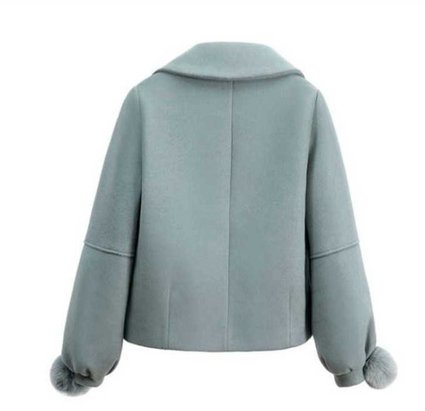 Rövid női kabát V-alakú gallérral, ujjakon lefelé, három színben