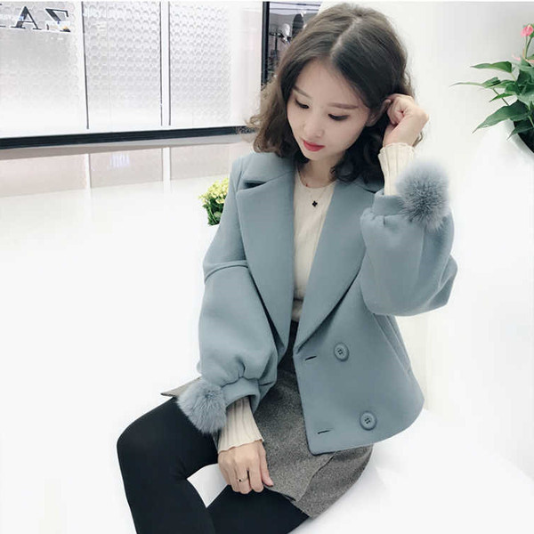 Rövid női kabát V-alakú gallérral, ujjakon lefelé, három színben