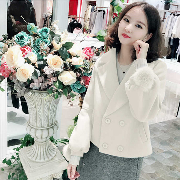 Rövid női kabát V-alakú gallérral, ujjakon lefelé, három színben