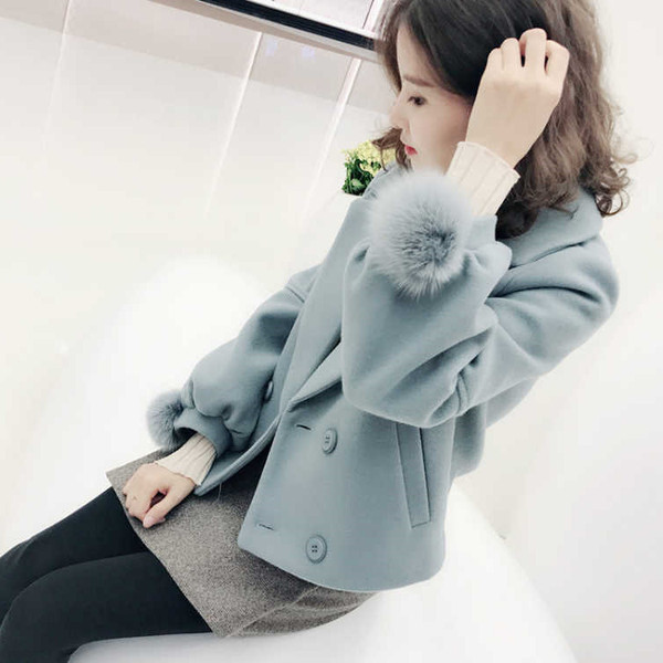 Rövid női kabát V-alakú gallérral, ujjakon lefelé, három színben