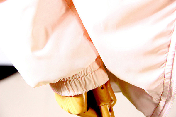 Modern női kabát, hátulján rózsaszín mintával