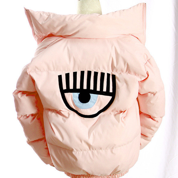 Modern női kabát, hátulján rózsaszín mintával