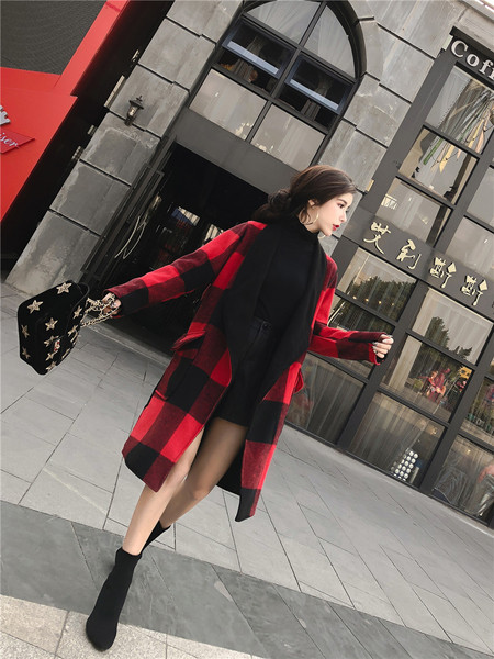 Női alkalmi kabát zsebekkel - hosszú modell