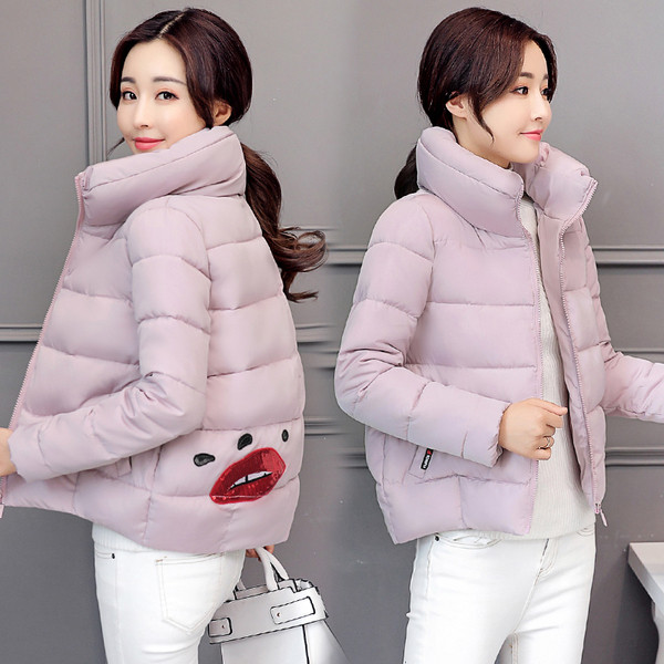 Modern női kabát, hátoldalán több színben hímzéssel