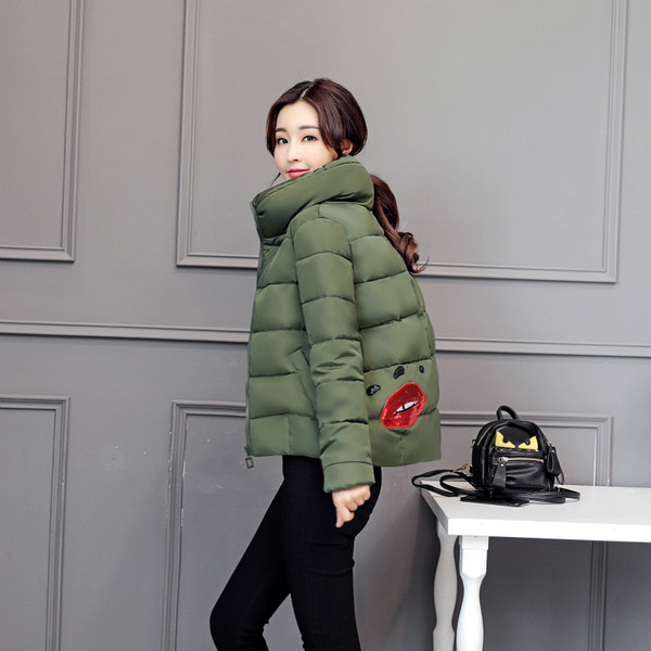 Modern női kabát, hátoldalán több színben hímzéssel