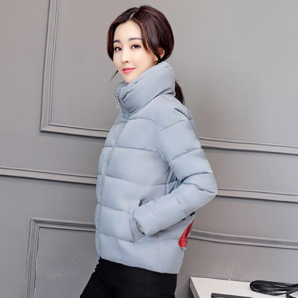 Modern női kabát, hátoldalán több színben hímzéssel