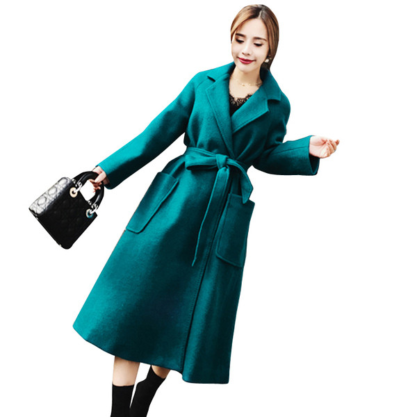 Elegáns női kabát nagy zsebekkel és kék övvel