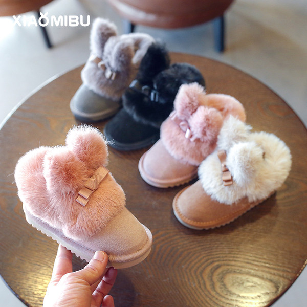 Elegáns gyerekcsizma pehellyel és szalaggal