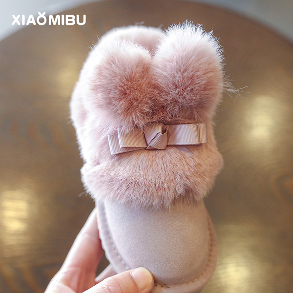 Elegáns gyerekcsizma pehellyel és szalaggal