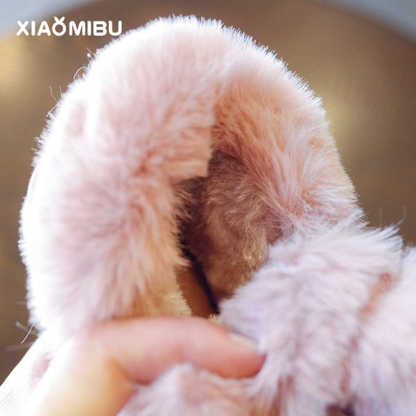 Elegáns gyerekcsizma pehellyel és szalaggal