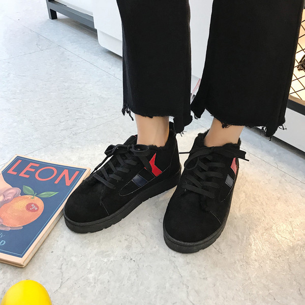 Női téli tornacipő színes szegéllyel és puha béléssel, két színben