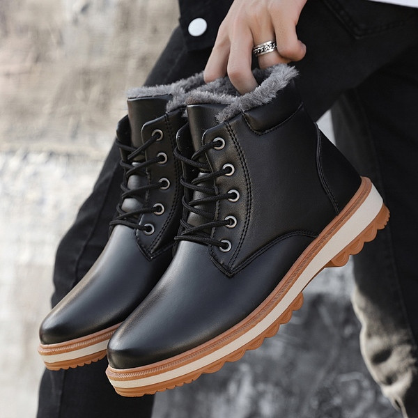 Κομψές ανδρικές δερμάτινες μπότες με ανάγλυφη σόλα