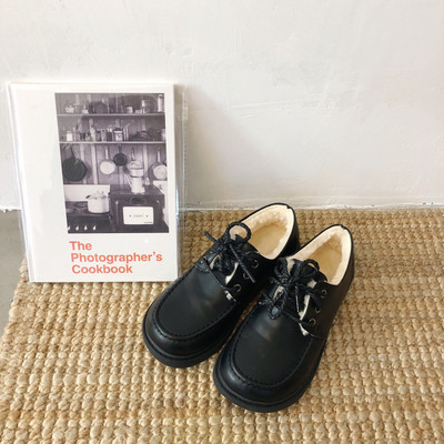 Öko bőrből készült női téli cipő puha béléssel, fekete és barna fűzővel