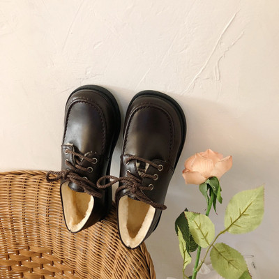 Öko bőrből készült női téli cipő puha béléssel, fekete és barna fűzővel