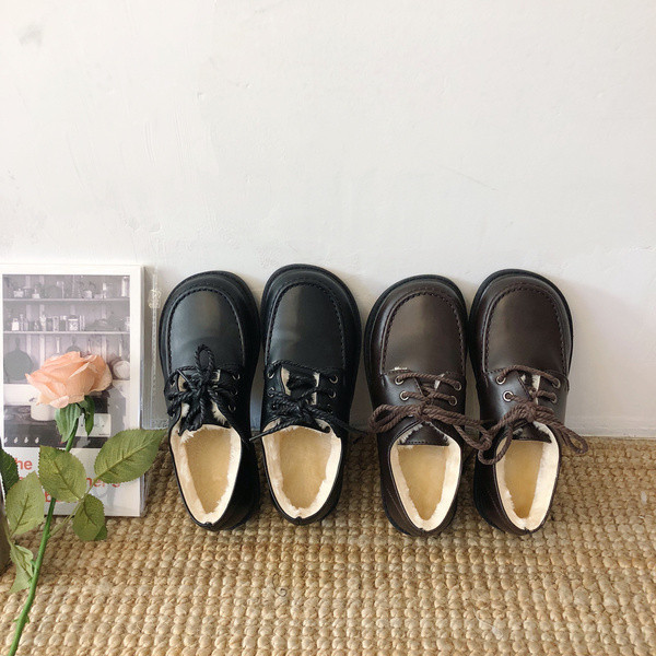 Öko bőrből készült női téli cipő puha béléssel, fekete és barna fűzővel