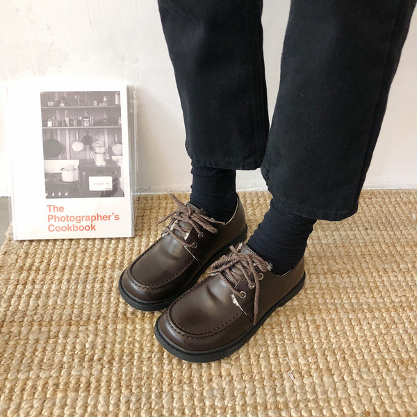 Öko bőrből készült női téli cipő puha béléssel, fekete és barna fűzővel