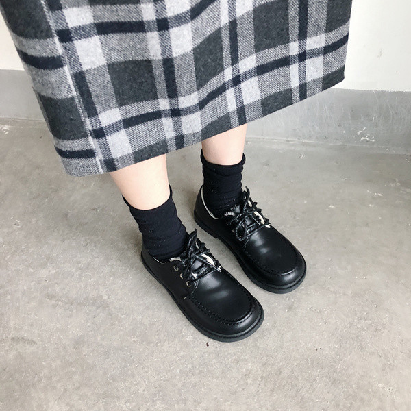 Öko bőrből készült női téli cipő puha béléssel, fekete és barna fűzővel