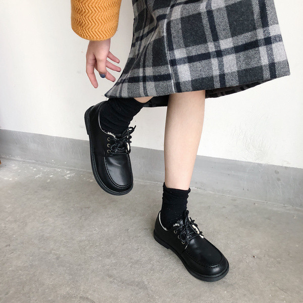 Öko bőrből készült női téli cipő puha béléssel, fekete és barna fűzővel