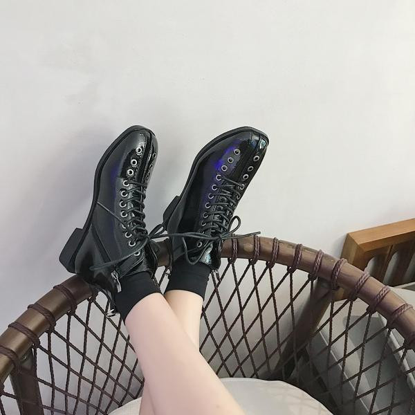 Két színben fűzős lakkbőr csizma