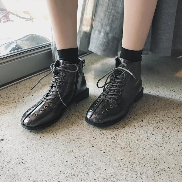 Két színben fűzős lakkbőr csizma