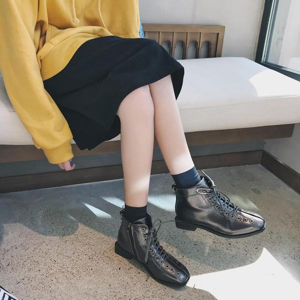 Két színben fűzős lakkbőr csizma