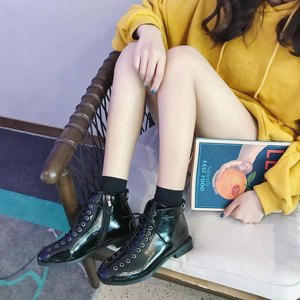 Két színben fűzős lakkbőr csizma