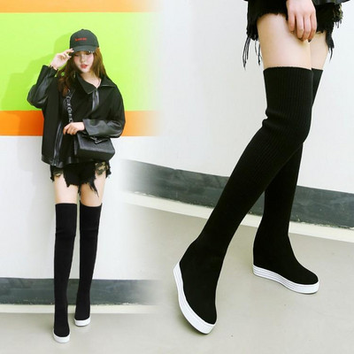 Οι τρέχουσες κυρίες μπότες σε πλατφόρμα eco σουέτ σε μαύρο χρώμα