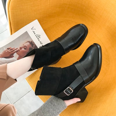 Κομψές κυρίες μπότες με μαύρο ρεύμα σε μαύρο χρώμα
