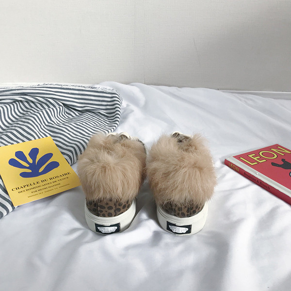 Téli modern női tornacipő pehellyel, két színben