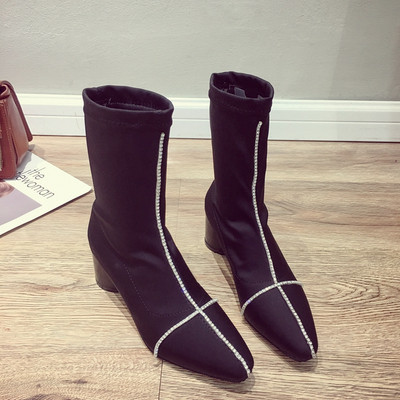 Τρέχουσες κυρίες μπότες με πέτρες και μαύρο ρεύμα σε μαύρο χρώμα