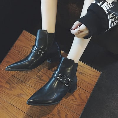 Γυναικείο μοντέλο με λοξά παπούτσια με μεταλλικά στοιχεία σε μαύρο χρώμα