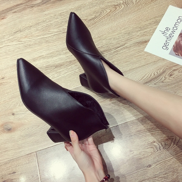 Stílusos női csizma hegyes modell vastag sarokkal, fekete-fehér színben