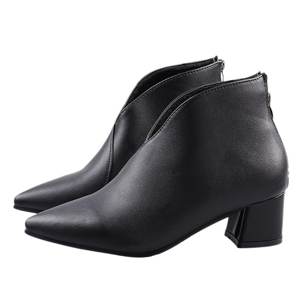 Stílusos női csizma hegyes modell vastag sarokkal, fekete-fehér színben