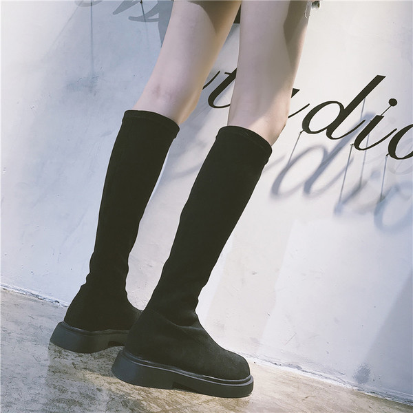 Modern női csizma öko velúrból fekete és rózsaszín színben