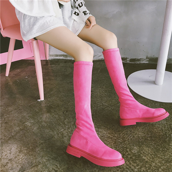 Modern női csizma öko velúrból fekete és rózsaszín színben