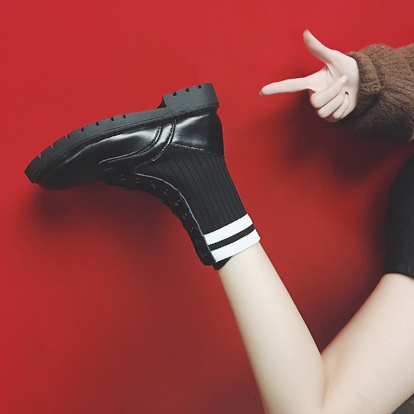 Alkalmi női kubai fehér szegéllyel fekete színben