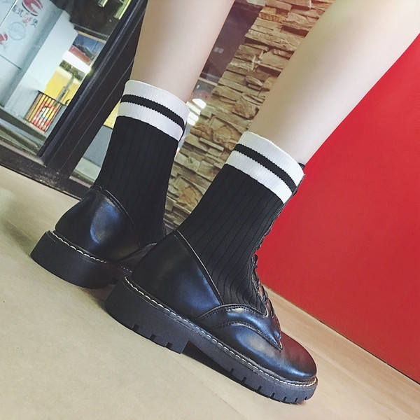 Alkalmi női kubai fehér szegéllyel fekete színben