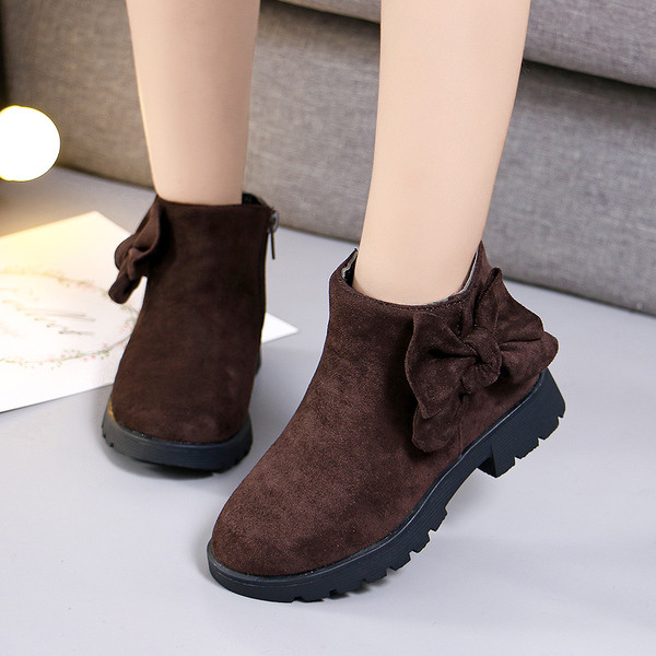 Modern gyerekcsizma durva talppal, szalaggal, három színben