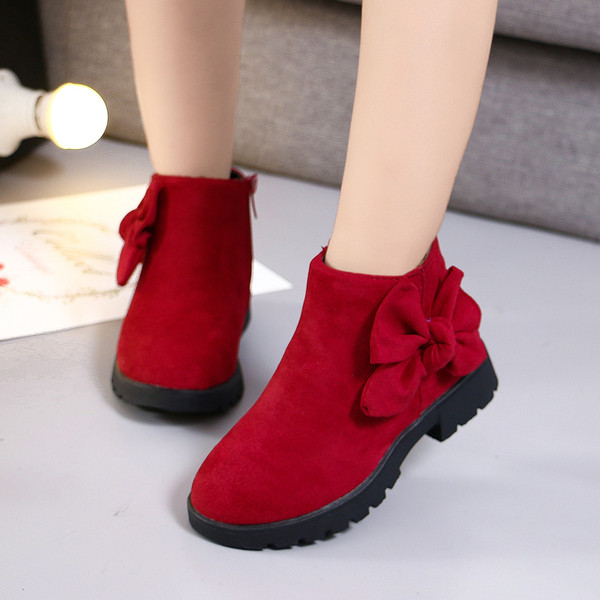 Modern gyerekcsizma durva talppal, szalaggal, három színben