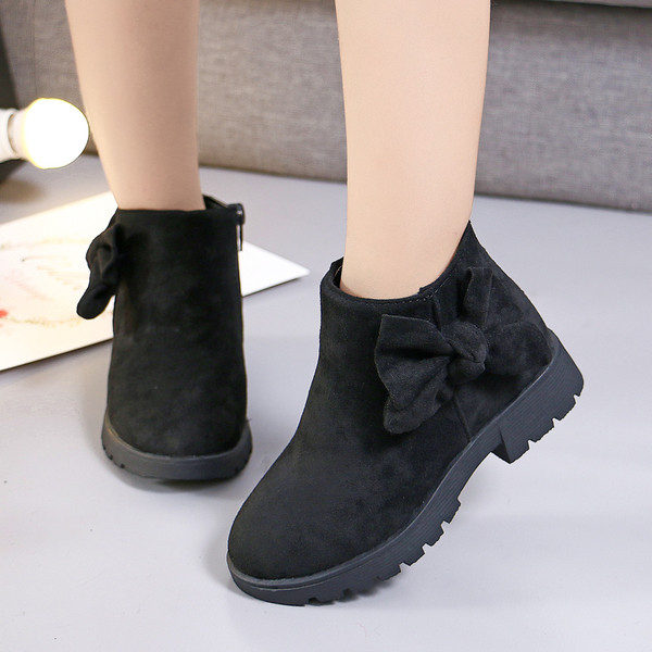 Modern gyerekcsizma durva talppal, szalaggal, három színben