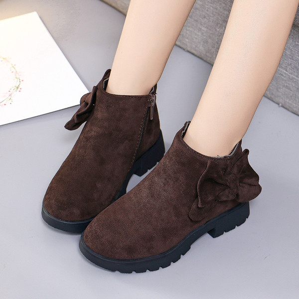 Modern gyerekcsizma durva talppal, szalaggal, három színben