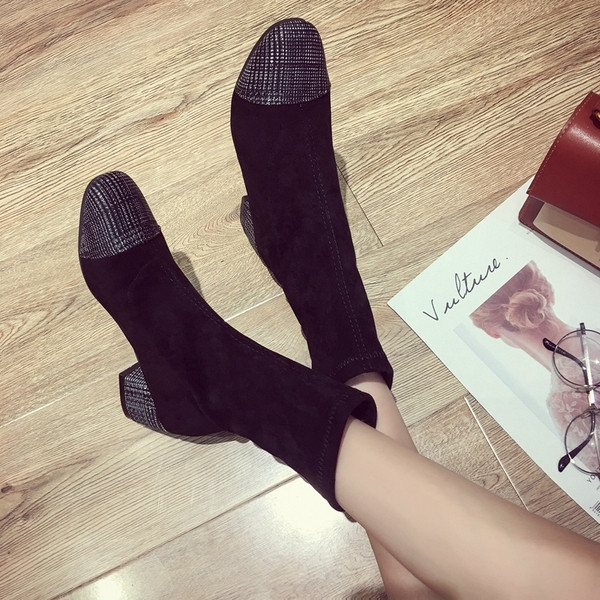 Öko velúrból készült modern női csizma kockás elemekkel két színben