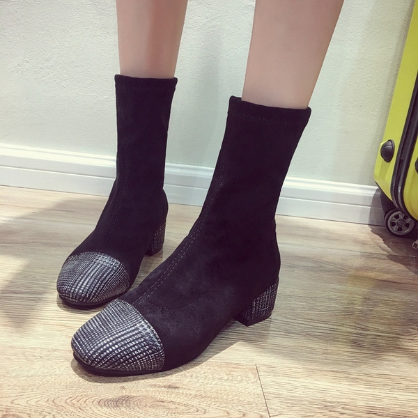 Öko velúrból készült modern női csizma kockás elemekkel két színben