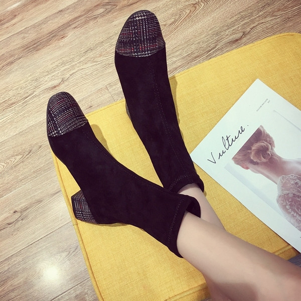 Öko velúrból készült modern női csizma kockás elemekkel két színben