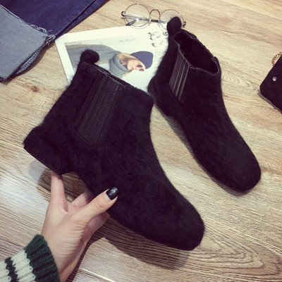 Cizme actuale de puf de damă în negru și maro