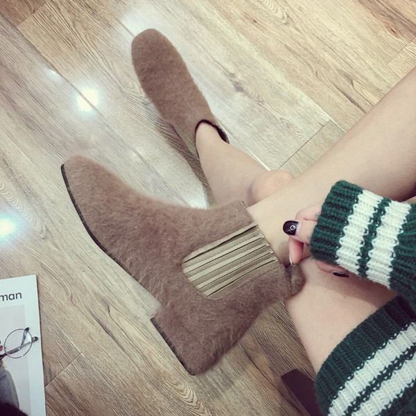 Cizme actuale de puf de damă în negru și maro